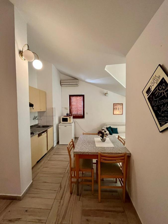Apartamento Gorana Apartman With Swimming Pool Jelsa  Exterior foto